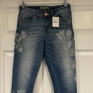 NWT! Wit &Wisdom Embroidered Fray Hem BoyFriend Jeans, Size 4